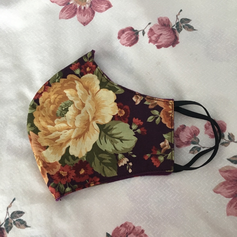 Grand flowers on a quality face mask - Picture 3 of 7